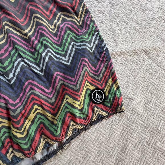 Volcom Chevron Swim Trunks Board Shorts Men's Rainbow Stripe Gray - Picture 3 of 7